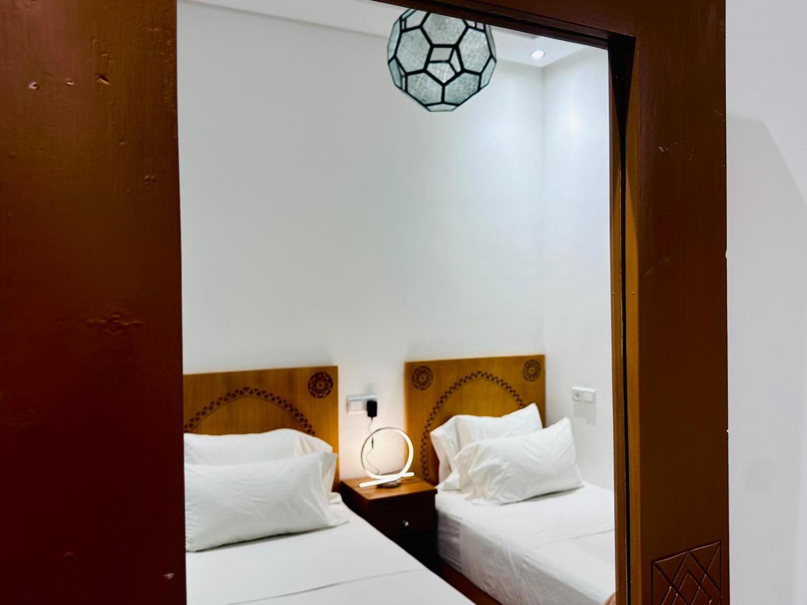 Quarto Grande com 2 Camas de Solteiro