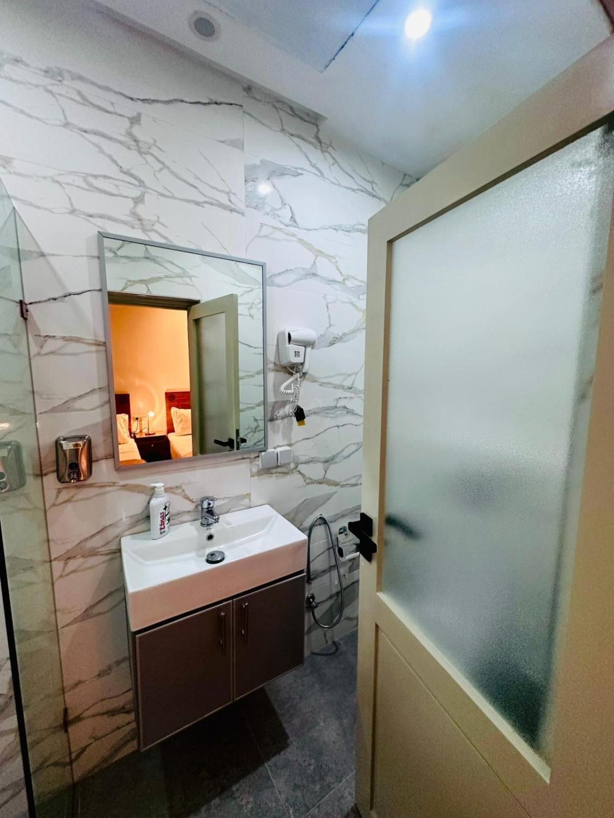 Quarto com 2 Camas de Solteiro e Banheiro Privativo
